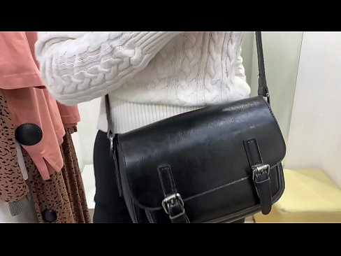❤️ Јавна мастурбација на младата кучка FeralBerry со дилдо во фитинг просторијата Порно кај нас