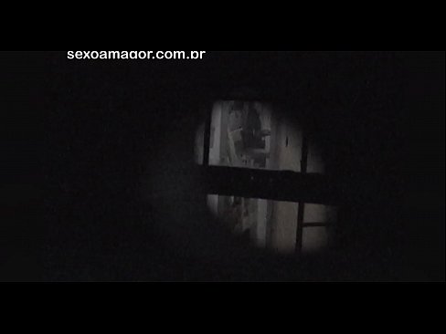❤️ Блонди е тајно снимена од воајер од соседството скриен зад шупливи тули Порно кај нас